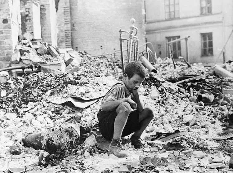 800px-polish_kid_in_the_ruins_of_warsaw_september_1939